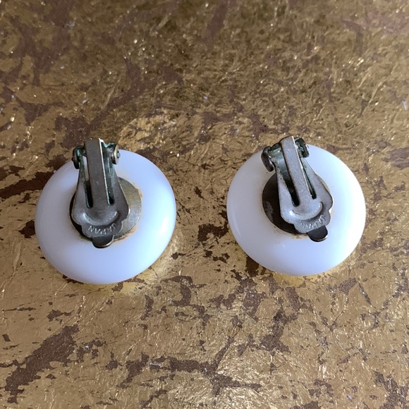 JAPAN Milk Glass White Antique Round Clip On Earrings Woman’s Vintage Jewelry - Picture 5 of 7